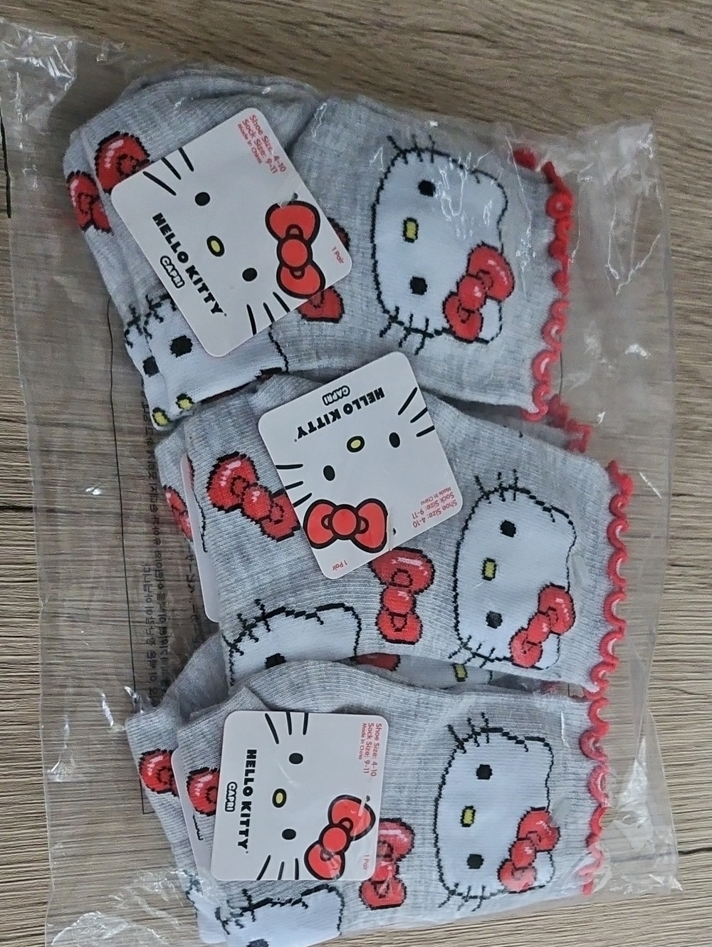 Hello Kitty Gray Socks with Red Bows - Girls Pack